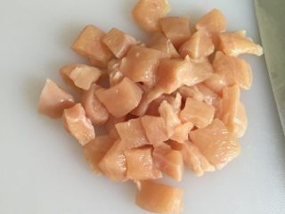 1、鸡米花,鸡胸肉洗净切成小块