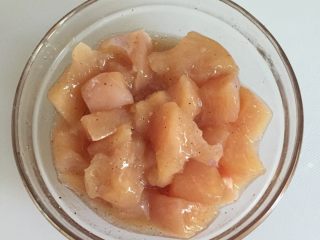 2、鸡米花,加入盐、胡椒粉、蛋清腌制15分钟