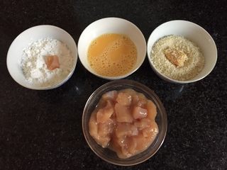 3、鸡米花,腌好的鸡肉依次裹一层淀粉、蛋液、面包糠