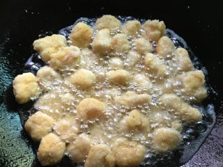 5、鸡米花,锅里倒油烧至六成熟，放入鸡肉块炸至金黄色