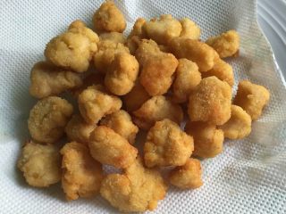 6、鸡米花,捞出放在厨房纸上吸干油
