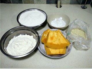 1、南瓜豆沙丸子,备好食材：面粉，糯米粉，南瓜，绵白糖，白芝麻；