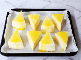 14、烤牛奶,表面刷一层蛋黄液