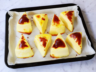 16、烤牛奶,烤至表面焦黄色即可