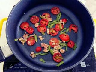 3、宝宝辅食：面条烘蛋,煎锅擦干，倒入少许植物油，放入肉糜、其他蔬菜煸炒1-2分钟，至七八成熟。