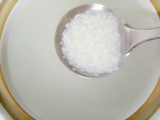 5、番薯粥,再用勺子搅拌一下防黏底