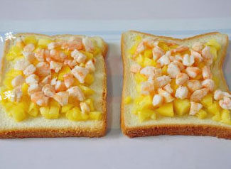 7、傻白甜式快手早餐:菠萝虾仁披萨 ,再分别撒上虾仁丁。