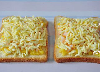 8、傻白甜式快手早餐:菠萝虾仁披萨 ,最上面盖一层奶酪丝。