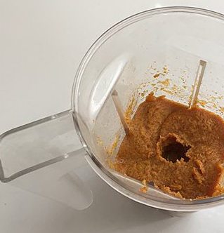 4、纯手工红糖姜枣膏,将姜片、大枣片、枸杞放入料理杯中，绞碎。（如果搅拌杯不够大，可以分次绞，以防转不动，反而影响效果）