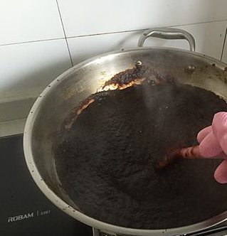 7、纯手工红糖姜枣膏,小火，中途不断搅拌。（注意，熬煮过程会不断有气泡冒出，液体飞溅，带个手套，将手臂包起来，以防烫伤）