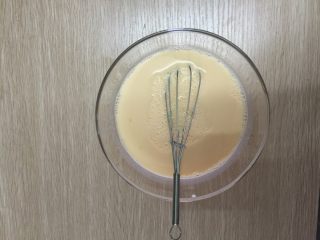 2、芒果班戟,然后倒入纯牛奶