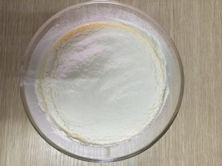 3、芒果班戟,低筋面粉过筛网