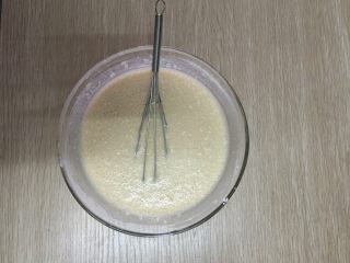 4、芒果班戟,加入糖粉搅拌均匀