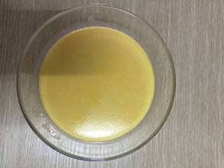 6、芒果班戟,把没有融化的东西全部用筛网过滤掉