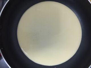 7、芒果班戟,把调好的面糊放进平底锅，摊成薄饼。
