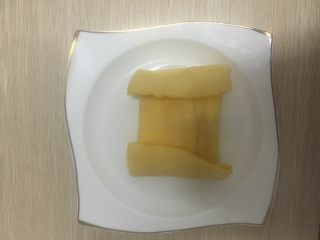 11、芒果班戟,然后把饼前后对折，左右对折。