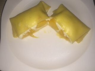 12、芒果班戟,把有对折的翻到下面去，然后从中间对切，芒果班戟就OK咯！