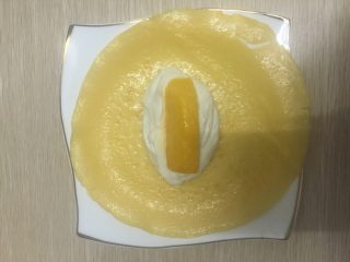 10、芒果班戟,然后去一张摊好的饼，把打发好的奶油取一勺放在摊好的饼上面，再给奶油上面放入切好的芒果块，再给芒果块上面再取一勺奶油。