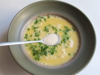 6、熊猫趣味早餐饼,鸡蛋液放入葱花、盐、4克水，搅打均匀