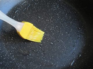 7、熊猫趣味早餐饼,平底锅用刷子蘸油刷一遍