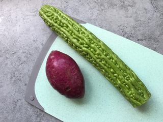 1、苦瓜酿紫薯,食材准备：苦瓜一根，紫薯一个