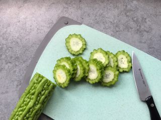 3、苦瓜酿紫薯,处理一下苦瓜，切均匀的小段
