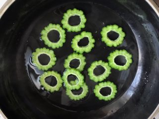 5、苦瓜酿紫薯,锅中水烧热，把苦瓜圈放进去