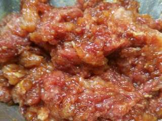 1、鲜肉白菜饺子,鲜肉剁碎，加适量生抽、蚝油腌制