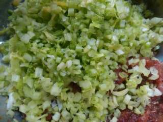 2、鲜肉白菜饺子,芹菜洗净切碎，放跟鲜肉一起