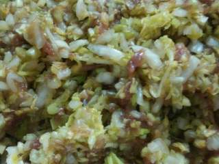 4、鲜肉白菜饺子,白菜、芹菜、鲜肉一起拌匀馅就完成了