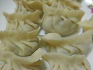 5、鲜肉白菜饺子,可以开包了(饺子皮是在市场买现成的)