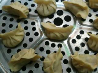 6、鲜肉白菜饺子,包好的饺子放蒸锅，锅内放热水，盖锅盖，水烧开后改中火蒸十分钟