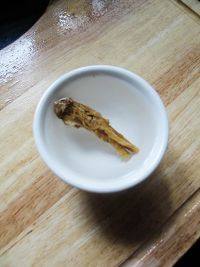 2、当归鸡蛋红糖水,当归用水泡10分钟，再用牙刷轻轻刷洗干净。