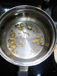 4、当归鸡蛋红糖水,把切好的当归片放入锅中，加入适量清水，大火煮开后转中小火煮15分钟。