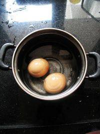 5、当归鸡蛋红糖水,鸡蛋放入锅中，加没过鸡蛋的冷水中火煮开至熟。
