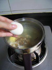 7、当归鸡蛋红糖水,把剥好的鸡蛋放入当归水中，调大火，煮开后转中小火继续煮10分钟左右。