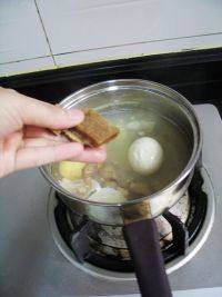 8、当归鸡蛋红糖水,加入红糖，煮至糖溶即可。