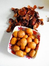 1、栗子烧鸡腿,生栗子剥去外皮待用。