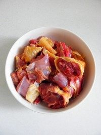2、栗子烧鸡腿,鸡腿剁成块。