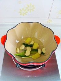 4、栗子烧鸡腿,重新起锅，锅里放油烧热，放入小葱，姜和蒜炒香。