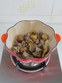 5、栗子烧鸡腿,放入鸡块，翻炒至鸡块表面微焦。