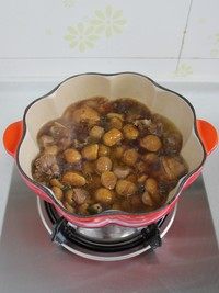 6、栗子烧鸡腿,放入2汤匙生抽，1汤匙蚝油和1/2汤匙白糖，翻炒均匀后加适量清水，再放入剥好的栗子。