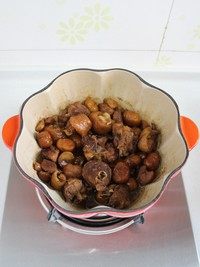 7、栗子烧鸡腿,炖煮至汤汁收浓，加适量的盐调味就好了。