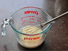 1、 铜锣烧,将蜂蜜、色拉油和牛奶一起放入容器，用手抽搅打均匀