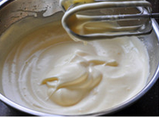 3、 铜锣烧,打发至体积膨胀、颜色发白、滴下的蛋糊不会马上消失