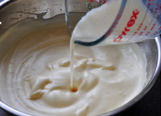 4、 铜锣烧,加入所有液体，搅拌均匀