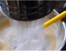 5、 铜锣烧,筛入面粉和泡打粉