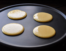 7、 铜锣烧,烧热平底锅，转小火，不放油，用适当大小的锅勺将面糊舀入锅中，面糊自然摊成小薄饼