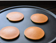 8、 铜锣烧,待表面泛起小泡、颜色略变成熟时，翻面，再烙片刻，即可