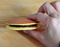 9、 铜锣烧,待小饼放凉后，两片中间夹入适量豆沙馅或枣泥馅，合起来即可